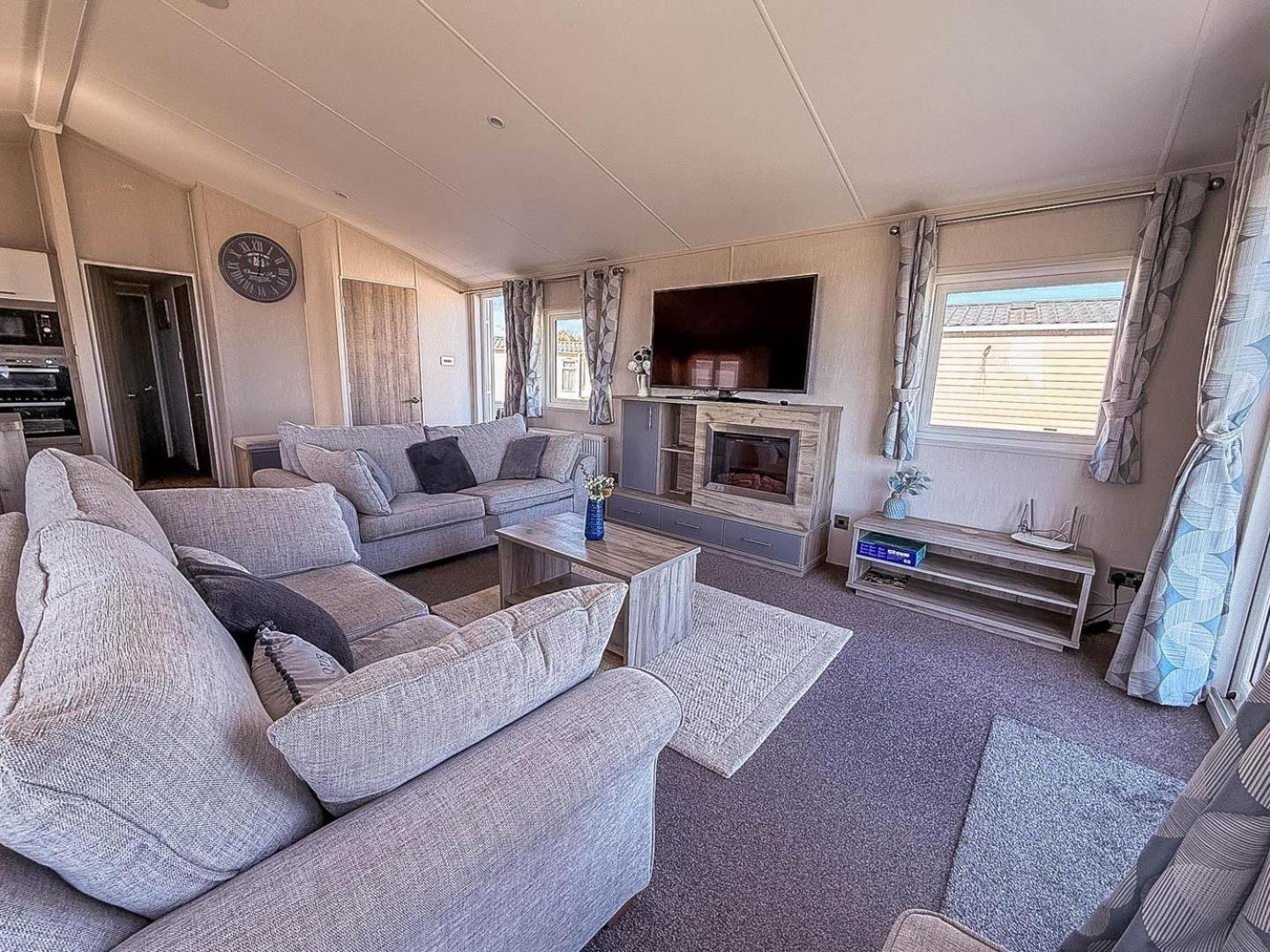 Stunning 6 Berth Lodge With Full Sea Views In Suffolk Ref 68007Cr Lowestoft Buitenkant foto